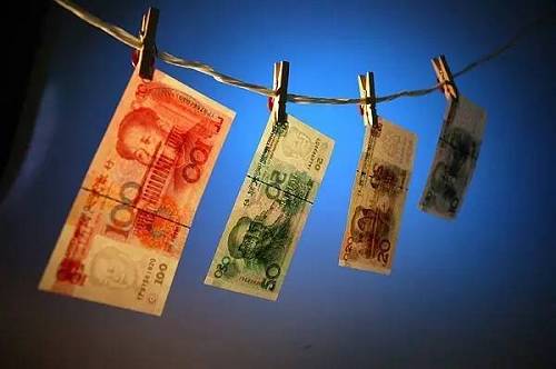 其次，对于普通人，由于不熟悉美元投资，所以基本上是将美元放在银行买理财产品。可是，持有人民币就不一样了，毕竟是我们的主场，可以投资的渠道太多了。