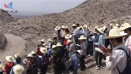 地质学专业的学生正在进行地质实习，来源：作者供图